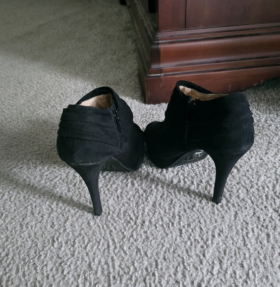 Womens black bootie heels. Size 8 - Picture 2 of 4